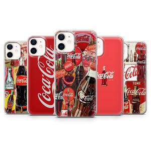 Puede incluir: Una colección de fundas para iPhone con la marca Coca-Cola. Las fundas muestran varios diseños, incluyendo el logotipo de Coca-Cola, ilustraciones de botellas vintage y anuncios retro. Las fundas son rojas, blancas y marrones.