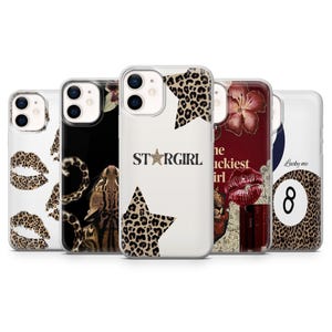Può includere: Una collezione di cinque custodie trasparenti per telefoni con vari design. I design includono labbra con stampa leopardata, un ocelot in bianco e nero, una custodia bianca con stelle leopardate e la scritta "STARGIRL", un design floreale e una palla 8 fortunata.