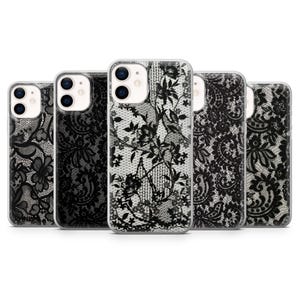 Puede incluir: Cinco fundas transparentes para teléfono con diseños de encaje negro. Las fundas presentan varios patrones florales y de cachemira. Las fundas están diseñadas para teléfonos inteligentes, ofreciendo protección y mostrando los detalles del encaje.
