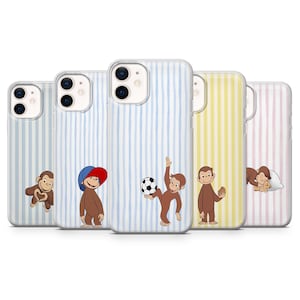 Puede incluir: Un conjunto de cinco fundas para teléfono con diseños de monos de dibujos animados. Cada funda presenta un mono diferente sobre un fondo a rayas en varios colores, incluyendo azul, amarillo y rosa. Diseñado para un smartphone.