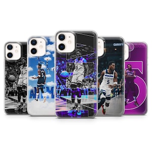 Könnte beinhalten: Fünf Handyhüllen mit Basketballspieler-Designs. Jede Hülle zeigt ein anderes Bild eines Spielers in Aktion, mit unterschiedlichen Hintergründen und Farbschemata. Die Hüllen sind transparent.