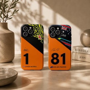 Puede incluir: Dos fundas de teléfono naranjas y negras con diseños de carreras de Fórmula 1. La funda izquierda muestra el número 1, el nombre Lando Norris y una bandera británica. La funda derecha muestra el número 81, el nombre Oscar Piastri y una bandera australiana.