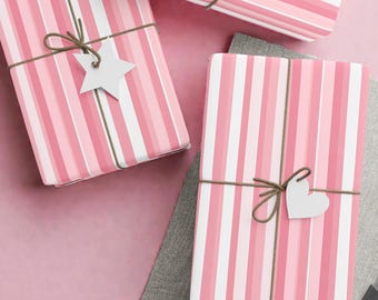 Papel de regalo de cumpleaños a rayas rosas, rayas rosa palo y blancas.