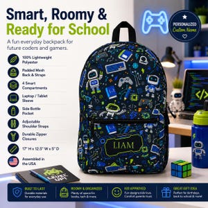 Peut inclure: Un sac à dos bleu marine avec un motif de robots, de manettes de jeu et de composants informatiques. Le sac à dos porte le nom personnalisé "LIAM". Il comporte plusieurs compartiments, une housse pour ordinateur portable et des bretelles réglables. Dimensions : 43 cm H x 32 cm L x 13 cm P.