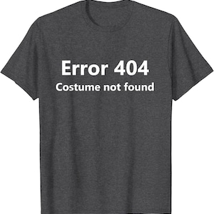 Może przedstawiać: Ciemnoszary melanżowy t-shirt z krótkim rękawem z białym nadrukiem "Error 404" w górnym wierszu oraz "Costume not found" w drugim wierszu. Odzież posiada standardowy okrągły dekolt oraz proste wykończenie dolnej krawędzi.
