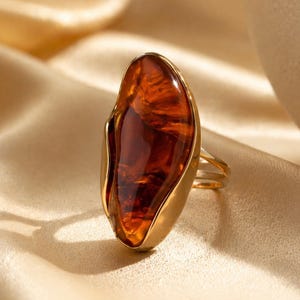 Anillo llamativo de oro, piedra de resina de ámbar, banda ajustable de estilo vintage.