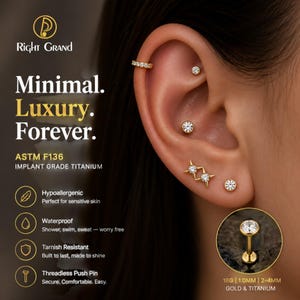 Può includere: Piercing all'orecchio color oro con gemme trasparenti sono esposti su un orecchio. I piercing includono un polsino a elica, borchie e disegni a forma di stella. Il testo recita "Minimal. Luxury. Forever."