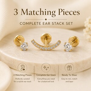 Op de afbeelding: Een set van drie goudkleurige oorbellen met twee ronde knopjes met heldere stenen en één gebogen staafje bezet met meerdere kleine heldere steentjes. De tekst 3 Matching Pieces en COMPLETE EAR STACK SET is boven de sieraden zichtbaar.