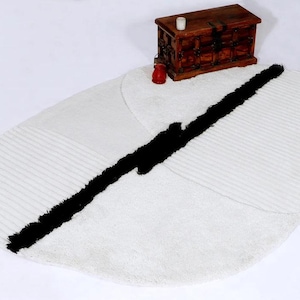 Handvävd abstrakt matta – Off-white med svart rand, oregelbunden form