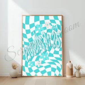 Può includere: Una stampa artistica incorniciata con un motivo a scacchi turchese e bianco con il testo "Proverbi 31:25" in un carattere ondulato. Il design include fiori turchesi e rosa. L'opera d'arte è esposta su una superficie di legno.