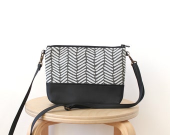 Every day Cross body bag in grey and black chevron