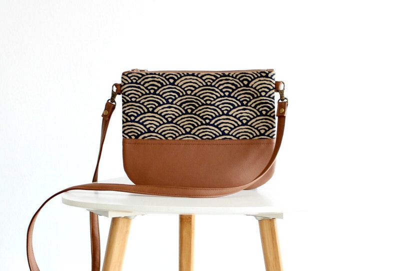 Crossbody leren tas, Clutch Portemonnee, Elke dag portemonnee, Vegan, Elke dag tas, Bruin, Seigaiha afbeelding 1