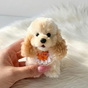 Può includere: Un set di tre tazze in ceramica con finitura opaca e macchiettata. Le tazze sono nei toni del crema, grigio chiaro e grigio scuro. Ogni tazza ha un design semplice e minimalista.