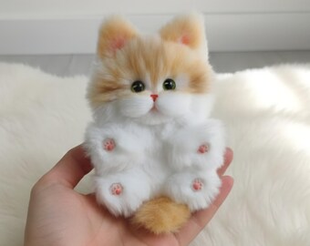冬コーデ　ふわふわ子猫　キーホルダー ふわふわ猫のキーホルダー：刺繍入りの豪華なフェイクファーの猫、戦士