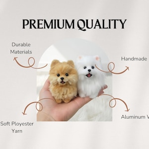 Op de afbeelding: Twee handgemaakte Pomeranian hondenknuffels, &eacute;&eacute;n bruin en &eacute;&eacute;n wit, worden in een hand gehouden. De afbeelding bevat de tekst "Premium Kwaliteit", "Duurzame Materialen", "Handgemaakt", "Zacht Polyestergaren" en "Aluminium Draad".