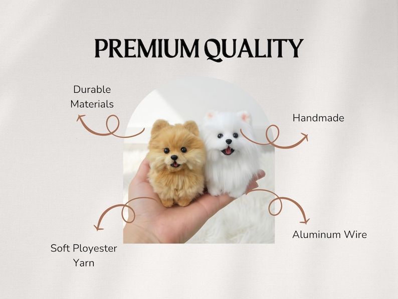 Op de afbeelding: Twee handgemaakte Pomeranian hondenknuffels, &eacute;&eacute;n bruin en &eacute;&eacute;n wit, worden in een hand gehouden. De afbeelding bevat de tekst "Premium Kwaliteit", "Duurzame Materialen", "Handgemaakt", "Zacht Polyestergaren" en "Aluminium Draad".