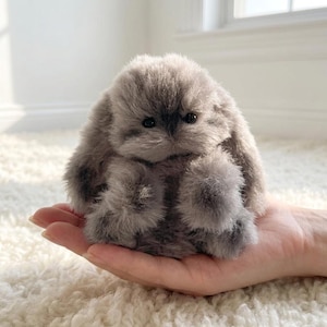 Lapin en peluche miniature fait main aux oreilles tombantes | Porte-clés lapin bélier | Breloque pour sac | Objet de collection