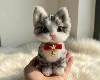 ふわふわ猫のキーホルダー：刺繍入りの豪華なフェイクファーの猫、戦士