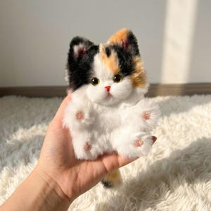 手作りの三毛猫のぬいぐるみ：リアルなぬいぐるみのコンパニオンギフト