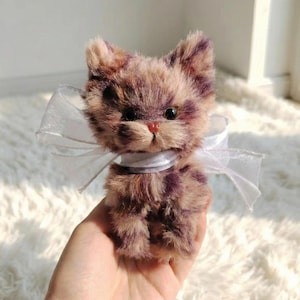Mini peluche de gato de carey hecho a mano, llavero, dije para bolso, coleccionable, regalo de recuerdo para mascotas.
