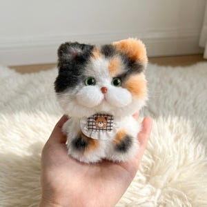Mini peluche de gato calicó hecho a mano, llavero, dije para bolso, coleccionable o regalo para calcetines.