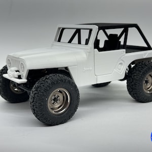 以下が含まれることがあります： 黒いロールケージと黒いタイヤを備えた白いモデルジープ。 ミニチュア車両は、詳細なフロントグリル、ウインチ、および側面に印刷された「Jeep」の文字を備えています。 タイヤは頑丈なトレッドパターンを持っています。