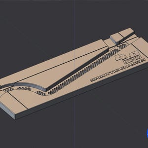 Puede incluir: Un componente de chasis rectangular de color beige que presenta una pista curva y empotrada bordeada por pequeñas hendiduras circulares. La superficie está grabada con el texto 4.0 MICRO SPRUTTIG CHASSIS e incluye recortes geométricos y bordes angulares.