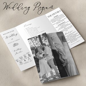 Może przedstawiać: Program ślubny, wydrukowany na białym papierze, jest wyświetlany otwarty. Program zawiera tekst "Wedding Program", "Welcome to the Wedding of Alicia & Gabriel" oraz szczegóły dotyczące ceremonii i przyjęcia. Prezentowane jest czarno-białe zdjęcie pary.
