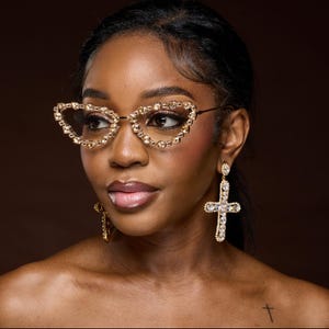 Gafas de sol chapadas en oro de 18 quilates con cristales de imitación y tachuelas: monturas transparentes brillantes y modernas para mujer.