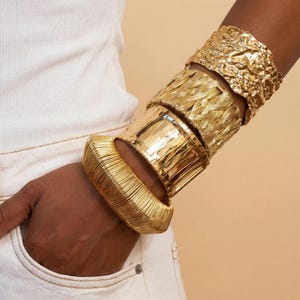 Pulsera rígida gruesa de oro, pulsera geométrica tipo brazalete, joyería llamativa y minimalista de oro.