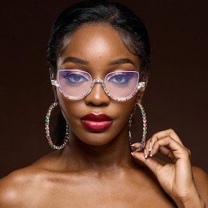 Gafas de sol chapadas en oro de 18 quilates con cristales de imitación y tachuelas: monturas transparentes brillantes y modernas para mujer.