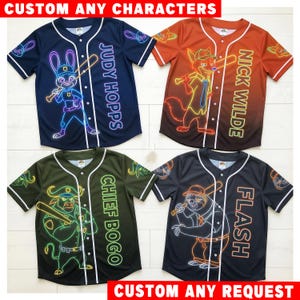 Pu&ograve; includere: Quattro maglie da baseball a maniche corte con bottoni, caratterizzate da grafiche di personaggi in stile neon e nomi. Le maglie sono blu navy con Judy Hopps, arancione con Nick Wilde, verde oliva con Chief Bogo e nero con Flash. Testo: CUSTOM ANY CHARACTERS.