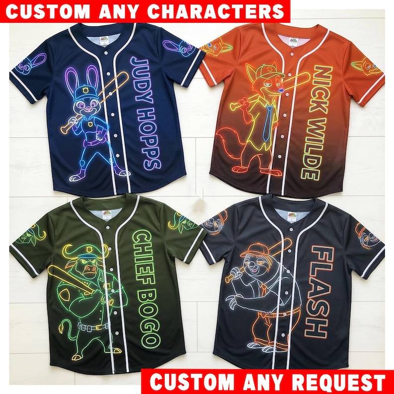 Pu&ograve; includere: Quattro maglie da baseball a maniche corte con bottoni, caratterizzate da grafiche di personaggi in stile neon e nomi. Le maglie sono blu navy con Judy Hopps, arancione con Nick Wilde, verde oliva con Chief Bogo e nero con Flash. Testo: CUSTOM ANY CHARACTERS.