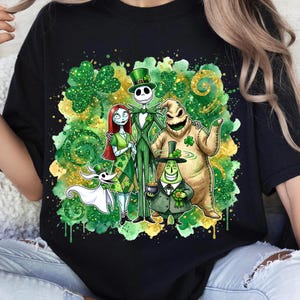 Könnte beinhalten: Schwarzes T-Shirt mit einer farbenfrohen Grafik von Charakteren aus The Nightmare Before Christmas, darunter Jack Skellington, Sally und Oogie Boogie, mit einem St. Patrick's Day-Thema. Das Design enthält grüne Kleeblätter und goldene Akzente.