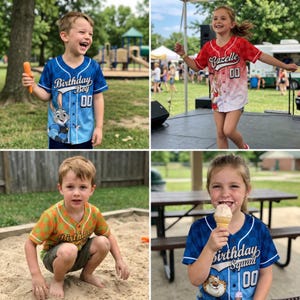 K&ouml;nnte beinhalten: Vier Kinder tragen Baseballtrikots mit Zeichentrickfiguren und Text. Ein Trikot tr&auml;gt die Aufschrift "Birthday Boy" und ein anderes "Birthday Squad". Die Trikots sind blau, rot und gr&uuml;n mit wei&szlig;en Akzenten. Ein Kind isst Eis.