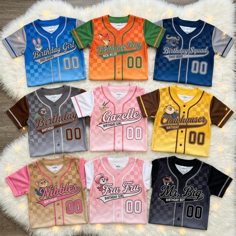 以下が含まれることがあります： キャラクター名と数字が入った、カラフルな野球スタイルのジャージ9枚。ジャージは青、オレンジ、ネイビー、グレー、ピンク、イエロー、タン、ブラックです。各ジャージには異なるキャラクター名と数字「00」が入っています。