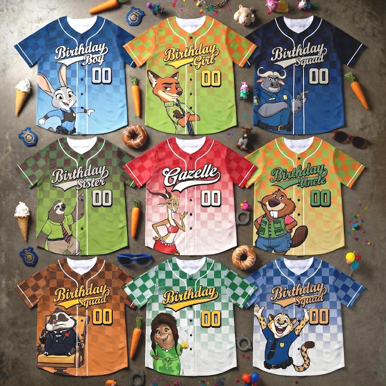 K&ouml;nnte beinhalten: Eine Auswahl an farbenfrohen Baseball-Trikots mit Charaktergrafiken und den Aufschriften "Birthday Boy", "Birthday Girl", "Birthday Squad", "Birthday Sister", "Gazelle" und "Birthday Uncle". Jedes Trikot hat die Nummer "00".