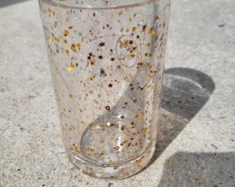 Vaso con purpurina de la constelación zodiacal de Acuario