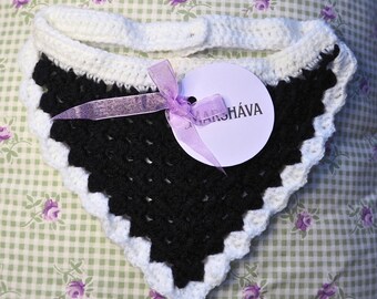 Handgemaakte gehaakte zwart-witte hondenbandana met ruches, verstelbaar S-M