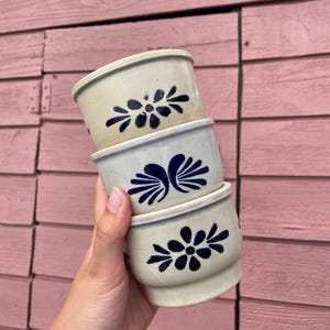 Vintage tyska saltglaserade stengodskrukor, set om 3 | Westerwald blå blommiga keramikkrukor | Rustika förvaringskrukor i lantlig stil