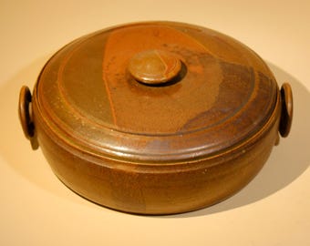 Cazuela de cerámica vintage con tapa, estilo moderno de mediados de siglo, con esmalte marrón, probablemente de la década de 1970.