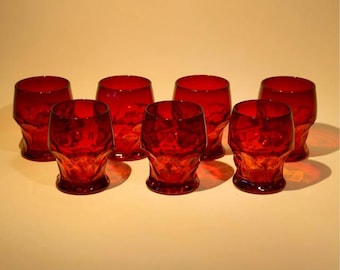 Juego de 7 vasos pequeños vintage de vidrio rojo rubí de los años 70