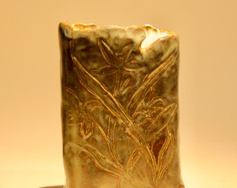 Jarrón de cerámica artesanal de estudio / Jarrón de cerámica firmado con diseño botánico / Pequeño recipiente artesanal para flores