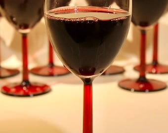 Juego de 9 copas de vino francesas de la década de 1970 con tallo rojo