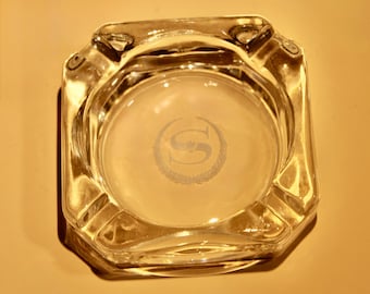 Cenicero de cristal pesado de mediados de siglo — Monograma grabado “S”