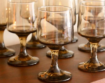 Ensemble de 12 verres à vin vintage en verre fumé des années 1970