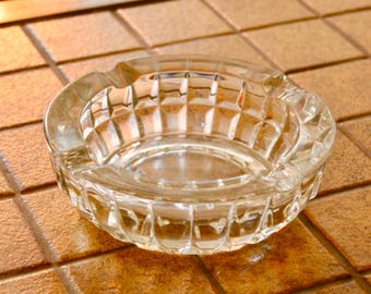 Cenicero grande de cristal de los años 60 – Diseño geométrico