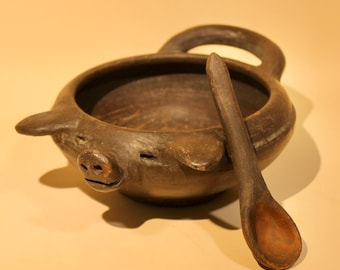 Cuenco de cerámica chileno antiguo con forma de cerdo y cuchara – Vasija de arte popular hecha a mano