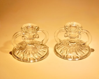 Par de candelabros de cristal de la época de la Gran Depresión de los años 30 — Base en espiral con doble asa