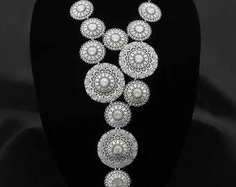 Collar babero llamativo, collar ligero de filigrana estilo boho en tono plateado.